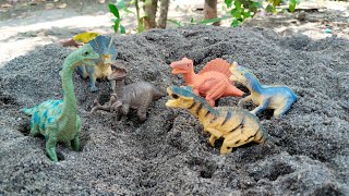 Dinosaurus bertarung di pasir mainan anakanak dinosaurusmainan [upl. by Yssej714]