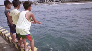 Infanta Quezon  Watch how kids do fishing in Dinahican [upl. by Irianat]