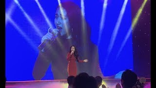 Tàu anh qua núi  Hòa Minzy live khỏi chê chào tiếng Hàn hát tiếng Việt [upl. by Anrat]