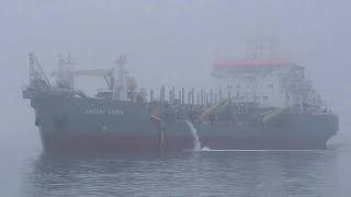 Dredger BARENT ZANEN emerging from the fog at felixstowe 201217 [upl. by Abey]