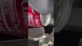 kola tenekesini kağıt gibi kesiyor shorts cocacola [upl. by Aelber760]