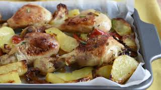 Cosce di pollo al forno con patate e peperoni secondo  contorno facile economico e gustoso [upl. by Anelis]