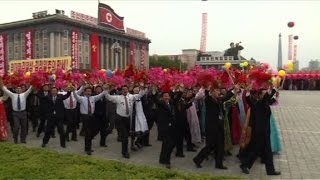 Corée du Nord Kim préside un défilé géant à Pyongyang [upl. by Zysk]