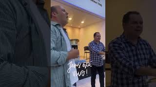 INÉDITO  GIOVANI SANTOS CANTANDO CAPELA NO MEIO DA IGREJA COM BISPO ANTONIO MORAES  OH QUE HABITA [upl. by Manbahs]