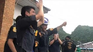 Volontari thailandesi esultano per il salvataggio dei giovani calciatori [upl. by Yltnerb]