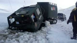 Hagglunds BV206 snjóbíll fastur í hyl [upl. by Goldenberg]