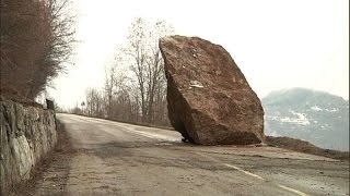 Vaste opération pour évacuer les énormes rochers sur la route des Ménuires et de Val Thorens [upl. by Emmalynn]