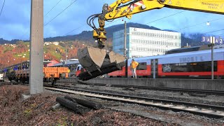 Dornbirn Verladung Schrottschwellen m Zweiwegebagger neben quietschender Rh2143 RTS amp ICE119 [upl. by Nnyrb665]