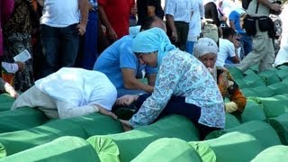 Bosnie 30000 personnes commémorent le massacre de Srebrenica [upl. by Aleunam457]