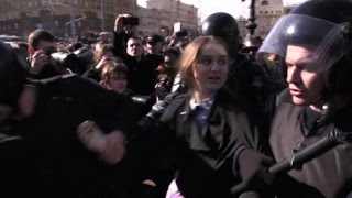 In Russia 700 arresti a corteo anti corruzione Ue liberateli [upl. by Adnoel]