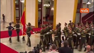 I soldati della guardia entrano nella sala dellincontro MeloniLi Qiang [upl. by Addiel]