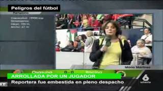 Reporter hit by a player Reportera arrollada por un jugador [upl. by Weisbart]