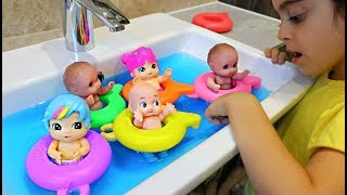 Babies Swimming in the Sink Water Colour Changing emilytube [upl. by Strep]