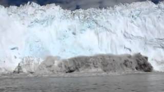 Caída de Iceberg causa tsunami y por poco mata turistas [upl. by Peadar]