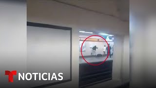 Pánico en el metro de Ciudad de México por ataque a cuchilladas Hay 4 heridos  Noticias Telemundo [upl. by Sadick]