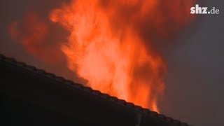 Großeinsatz in Osterstedt 120 Feuerwehrleute löschen brennendes Bauernhaus [upl. by Leirej631]