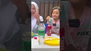 AFRIN amp HAFIZAH BERMAIN MINUMAN SODA amp MENTOS BERSAMA IBU  EKSPERIMEN MENTOS amp MINUMAN SODA shorts [upl. by Schonfeld]