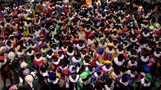 Sinterklaas Intocht Assen met 400 Pieten [upl. by Gylys]