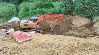 Proses membina laluan sungai dan culvert jalanraya [upl. by Akiehsat128]