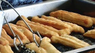 How To Make Fried Chinese Breadstick  油条 Youtiao Chinese Crullers  Chinese Street Food 油炸鬼製作方法 [upl. by Cha192]