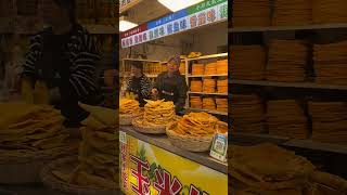 This shop sells various flavors of corn crispy rice crackers which are very crispy [upl. by Gunner375]