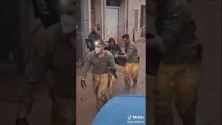 Bonito gesto de los militares ayudando a una vecina en valencia [upl. by Monda483]