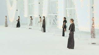 Chanel faz desfile em grande estilo  AFP [upl. by Navinod]