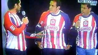 Cuauhtemoc Blanco se ponen la playera de las quotCHIVASquot [upl. by Valaree]