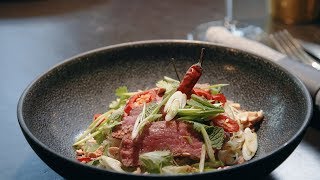 Chili Frühlingszwiebeln Peperoncini Fischsauce So geht ThaiBeefsalad  GaultMillau Schweiz [upl. by Llennaj]