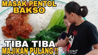 Lagi MASAK PENTOL BAKSO MERCON Tiba Tiba MAJIKAN PULANG [upl. by Whitelaw]