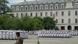 Formation du carré des chasseurs alpins à la Caserne de Bonne à Grenoble [upl. by Yllop]