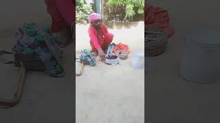 Saamp ko kaise pakda jata hai desi jugaad bestofbollywoodhindilofi [upl. by Epuladaug563]