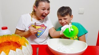 ALİ DOLU BALONLARLA SLİME YAPTI Kid Making Slime with Funny Balloons [upl. by Vally517]