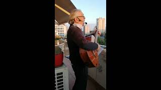 Rossinyol que vas a França  Cançons als balcons Sergi Dantí [upl. by Hofmann680]