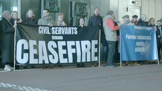 Nederlandse ambtenaren in protest tegen Nederlandse medeplichtigheid genocide [upl. by Pozzy935]