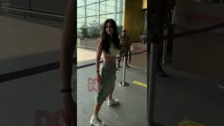 dishapatani flaunting her abs as she is snapped at the airport [upl. by Setiram]