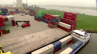 Lossen containers van binnenvaartschip voor wegtransport  Binnenvaart [upl. by Neddie]