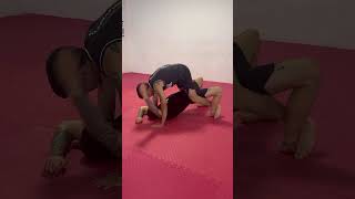 Llave de pie desde montada defensapersonal grappling nogi streetmma mma luta [upl. by Anuaik]