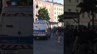 Fußgänger ignorieren Polizei in Berlin polizei berlin blaulicht einsatzfahrt 1mai [upl. by Rubia]