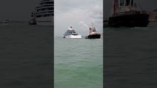 Rimorchiatori trainano nave Porto di Venezia Canale della Giudecca [upl. by Boris482]