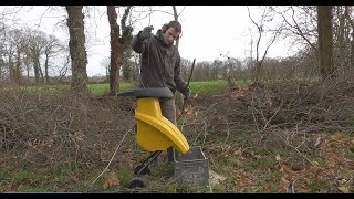 Réaliser un paillage organique pour ses massifs de fleurs à laide dun broyeur à branches [upl. by Klina748]