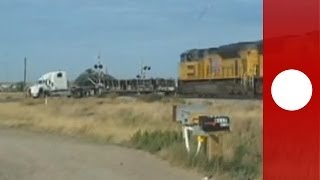 Incidente spettacolare scontro tra treno e camion in Texas [upl. by Khalsa]