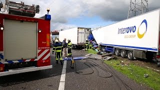 Ravage op de A59 na ongelukken met meerdere vrachtwagens en autos [upl. by Alhsa]