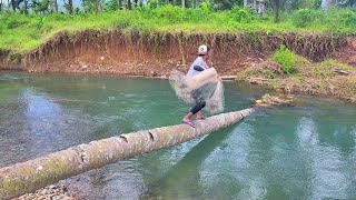 JALA IKAN DI SUNGAI KECIL DAN JERNIH HASILNYA BIKIN KAGET Amazing fishing nets [upl. by Ysnap]