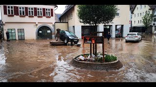 Im badenwürttembergischen Rudersberg haben Wassermassen mehrere Autos mit sich gerissen [upl. by Akeim954]