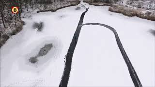 Met een sneeuwschep kan er al een schaatsbaan worden gemaakt [upl. by Ackerley]