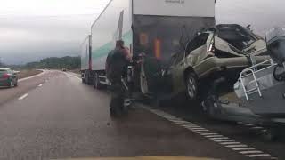 Szwecja pijany kierowca na autostradzie WALI DZWONA w TIRa [upl. by Sherl686]