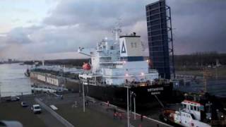 Bulkcarrier Eptalofos probleemloos door zeesluis Terneuzen [upl. by Sparhawk255]