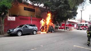 Carro pega fogo após queda de fio elétrico [upl. by Nightingale]