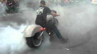 BURN OUT HARLEYHARLEY DAYSHamburg2362012REEPERBAHNSTPAULIBURNOUT [upl. by Nimaj]